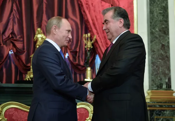 Президенти ФР Владимир Путин (аз чап) ва раисҷумҳури Тоҷикистон Эмомалӣ Раҳмон қабл аз шурӯъи ҷаласаи ША СПАД дар Кремл Президенти ФР Владимир Путин (аз чап) ва раисҷумҳури Тоҷикистон Эмомалӣ Раҳмон қабл аз шурӯъи ҷаласаи ША СПАД дар Кремл - Sputnik Тоҷикистон