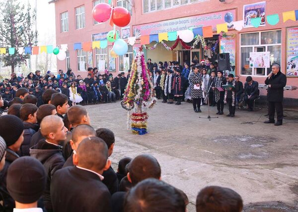 Руководство МИД поздравило учеников школы-интерната с праздником и вручило им подарки - Sputnik Таджикистан