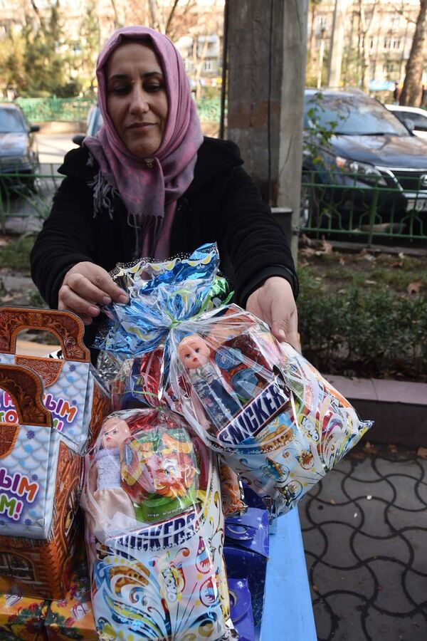На улицах идет бойкая торговля новогодними подарками - Sputnik Таджикистан