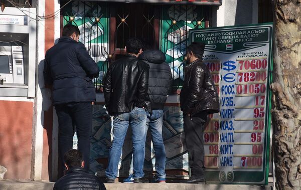 У пункта обмена валют в Душанбе в конце декабря 2015 года - Sputnik Таджикистан