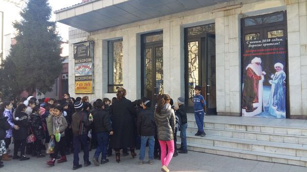 Ох, нелегкая это работа: признания Дедов Морозов и Снегурочек Ох, нелегкая это работа: признания Дедов Морозов и Снегурочек - Sputnik Таджикистан