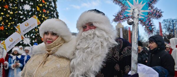 Дед Мороз со Снегурочкой, архивное фото - Sputnik Тоҷикистон