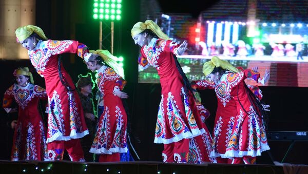 Девушки исполняют национальный танец. Архивное фото - Sputnik Таджикистан