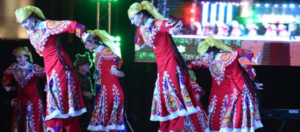 Девушки исполняют национальный танец. Архивное фото - Sputnik Тоҷикистон