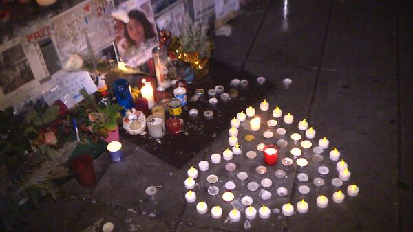 Парижане выложили сердце из свечей в память о жертвах терактов 2015 года - Sputnik Таджикистан