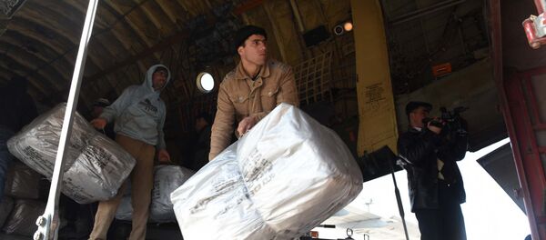 Погрузка гуманитарной помощи из самолета МЧС РФ в аэропорту Душанбе - Sputnik Тоҷикистон