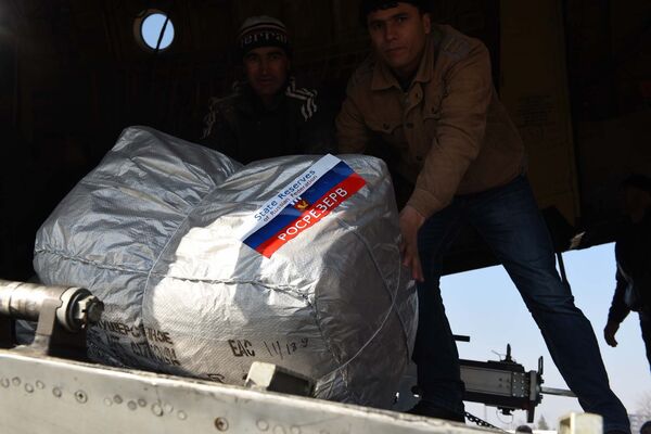 Погрузка гуманитарной помощи из самолета МЧС РФ в аэропорту Душанбе Погрузка гуманитарной помощи из самолета МЧС РФ в аэропорту Душанбе - Sputnik Таджикистан