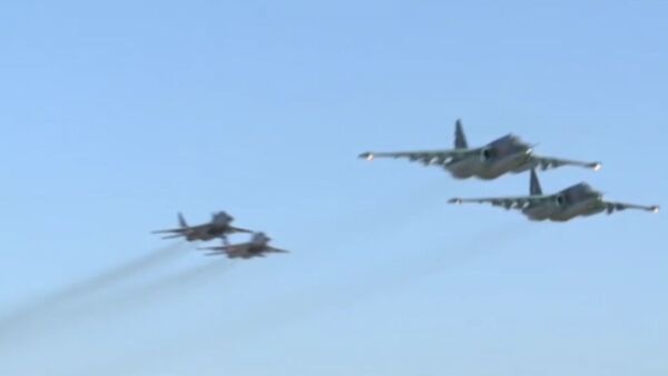 Совместный боевой вылет российских Су-25 и сирийских МиГ-29 с базы Хмеймим - Sputnik Таджикистан