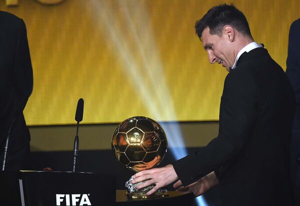 Обладателем Золотого мяча за 2015 год стал аргентинец Лионель Месси - Sputnik Таджикистан