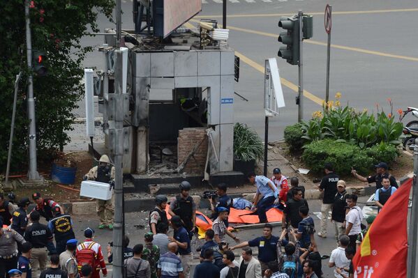 Полиция оцепила место теракта после серии взрывов в Джакарте (Индонезия) - Sputnik Таджикистан