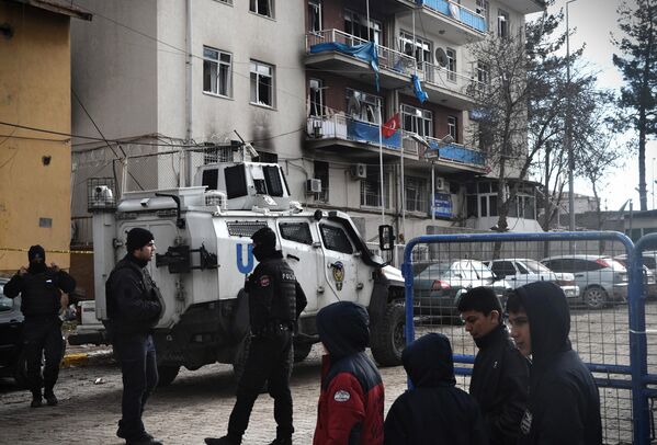 Последствия теракта в городе Чинар в Турции - Sputnik Таджикистан