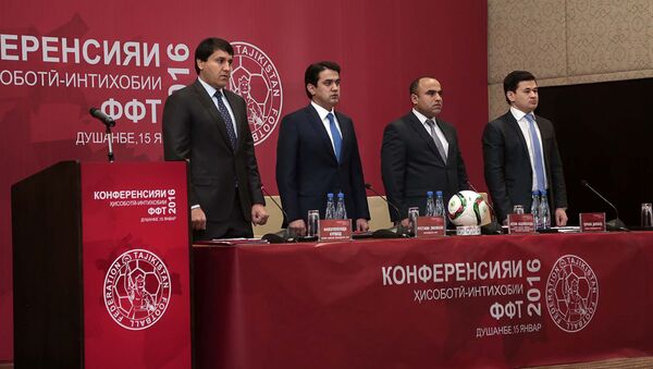 Рустам Эмомали, сын президента Таджикистана Эмомали Рахмона (второй слева), был переизбран на пост главы Федерации футбола Таджикистана на отчетно-выборной конференции ФФТ - Sputnik Тоҷикистон