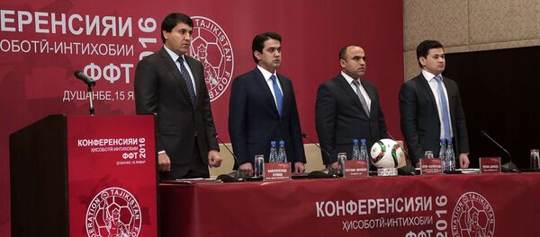 Рустам Эмомали, сын президента Таджикистана Эмомали Рахмона (второй слева), был переизбран на пост главы Федерации футбола Таджикистана на отчетно-выборной конференции ФФТ - Sputnik Тоҷикистон