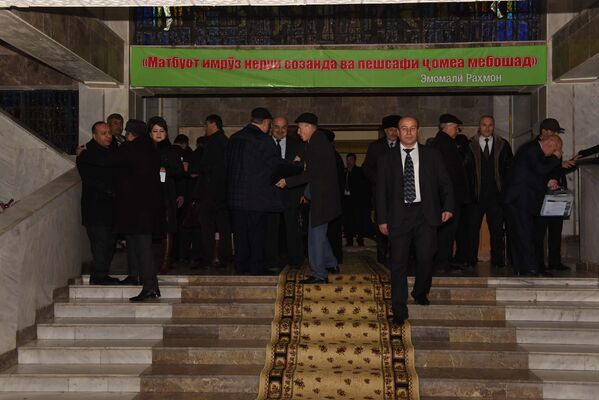 Члены Союза журналистов Таджикистана собираются у зала, где пройдет очередной съезд организации. - Sputnik Таджикистан