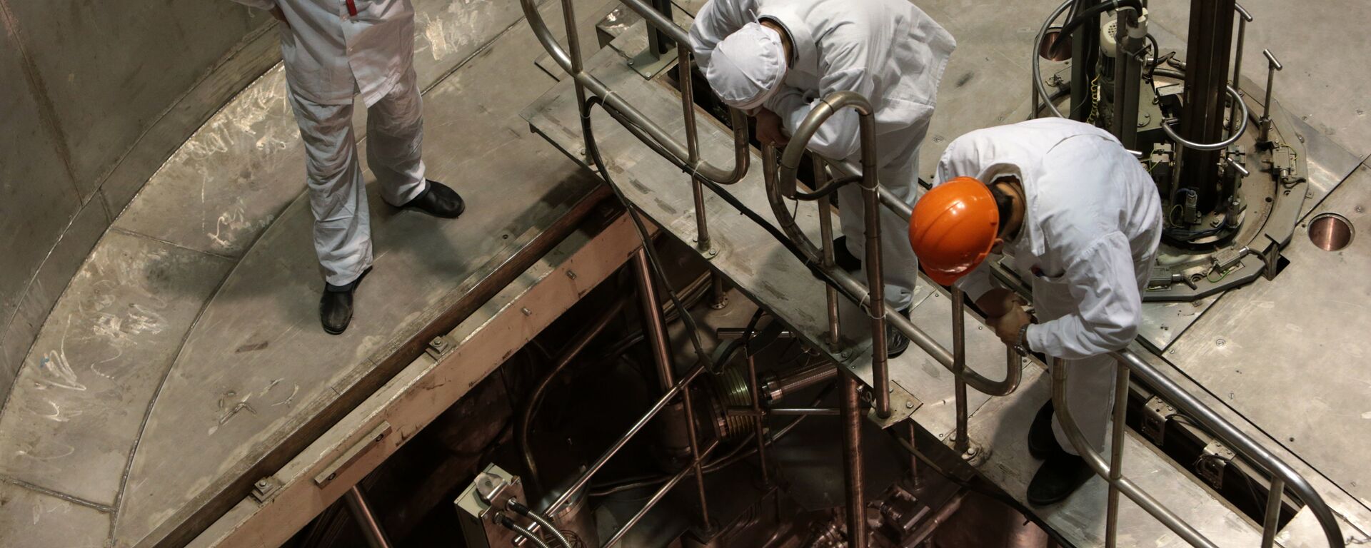 Сотрудники научно-исследовательского центра стоят у шахты реактора, архивное фото - Sputnik Таджикистан, 1920, 20.03.2020