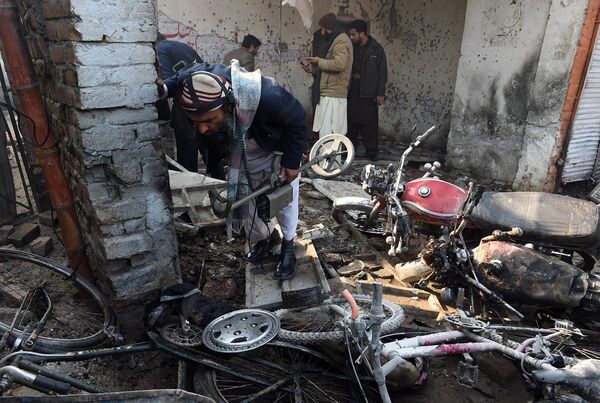 Последствия теракта в районе города Пешавар 19 января 2016 года - Sputnik Таджикистан