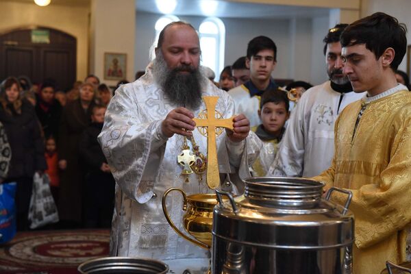 Праздничная служба в Свято-Никольском соборе в честь Крещения Праздничная служба в Свято-Никольском соборе в честь Крещения - Sputnik Таджикистан
