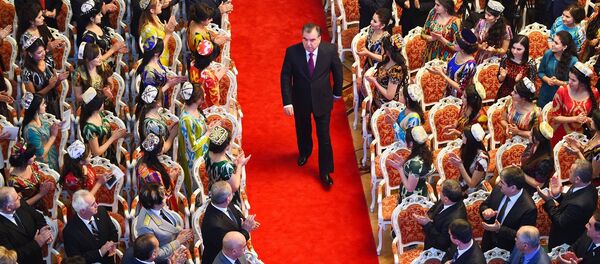 Эмомали Рахмон перед традиционным ежегодным посланием к депутатам обеих палат парламента 20 января 2016 года Эмомали Рахмон перед традиционным ежегодным посланием к депутатам обеих палат парламента 20 января 2016 года - Sputnik Таджикистан