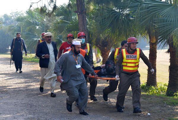 Пакистанские военные несут жертву нападения на университет в городе Чарсадда на северо-западе Пакистана - Sputnik Таджикистан