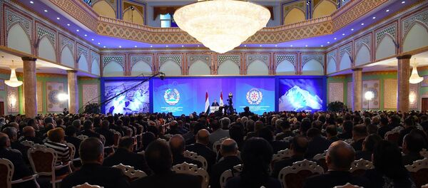 Эмомали Рахмон во время ежегодного послания к депутатам обеих палат парламента 20 января 2016 года - Sputnik Тоҷикистон