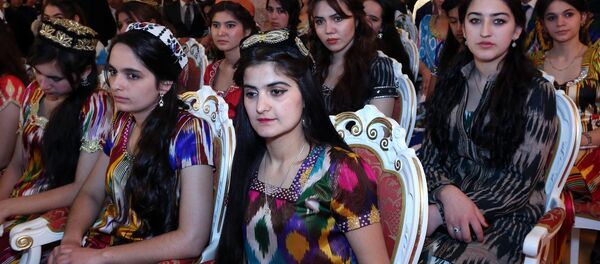 Зрители слушают ежегодное послание президента РТ к депутатам обеих палат парламента 20 января 2016 года - Sputnik Тоҷикистон