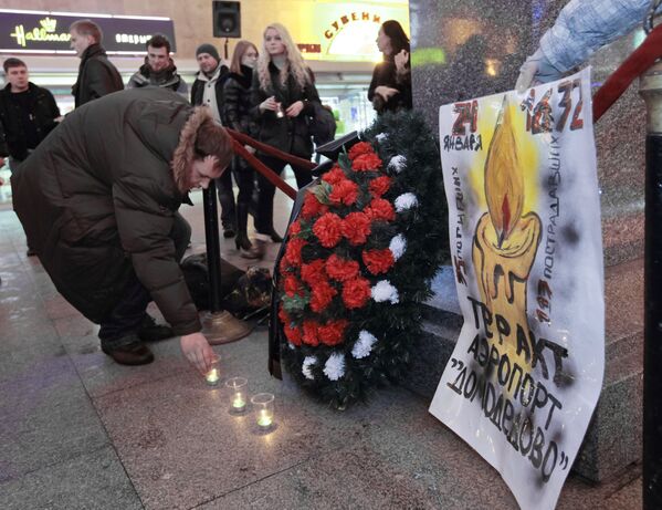 Возложение цветов на Московском вокзале в Санкт-Петербурге в память о жертвах теракта в аэропорту Домодедово - Sputnik Таджикистан