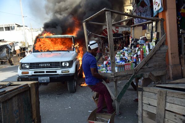 Полиция Гаити применила слезоточивый газ против нескольких тысяч протестующих, вышедших на улицы столицы Порт-о-Пренс за несколько дней до начала второго тура президентских выборов в стране - Sputnik Таджикистан
