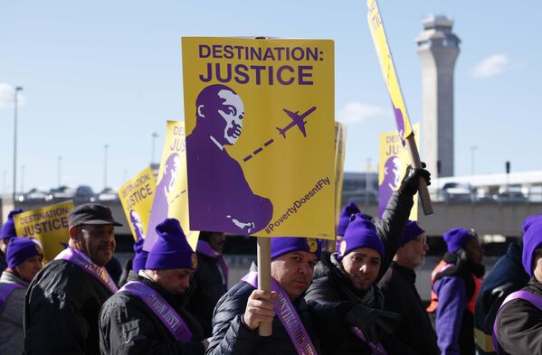 Рабочие аэропорта американского города Ньюарк вышли на акцию протеста в честь дня Мартина Лютера Кинга. - Sputnik Таджикистан
