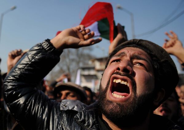 Митингующий во время акции протеста в Сринагаре (Индия), организованного фронтом освобождения Джамму и Кашмира 21 января - Sputnik Таджикистан