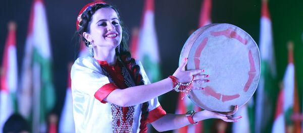 Девушка в национальном памирском наряде. Архивное фото - Sputnik Таджикистан