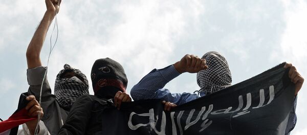 Демонстранты с флагом ИГ. Архивное фото - Sputnik Тоҷикистон
