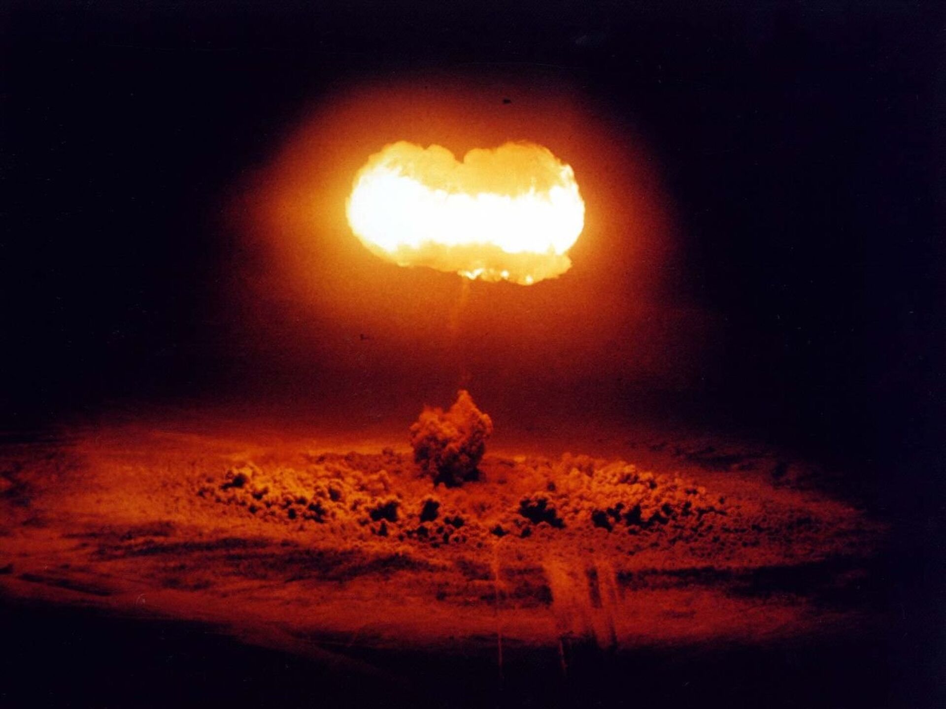 Ядерный взрыв в воздухе. Ядерный взрыв в Неваде 1957. Световое излучение при ядерном взрыве. B83 ядерное оружие атомные бомбы.