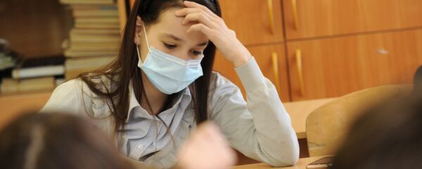 Ученица во время занятий в школе. Архивное фото Ученица во время занятий в школе. Архивное фото - Sputnik Таджикистан