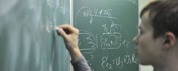 На уроке физики. Архивное фото - Sputnik Таджикистан