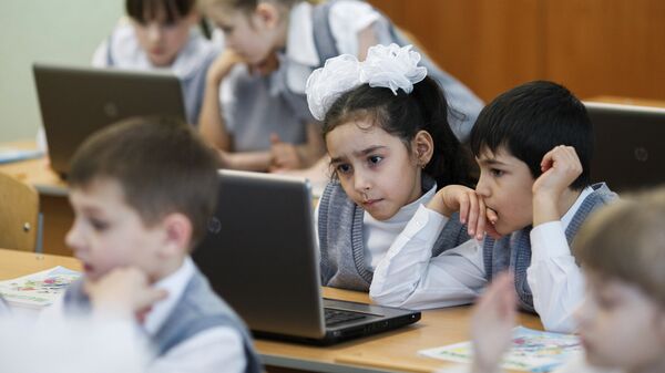 Дети за компьютером в школе. Архивное фото - Sputnik Таджикистан