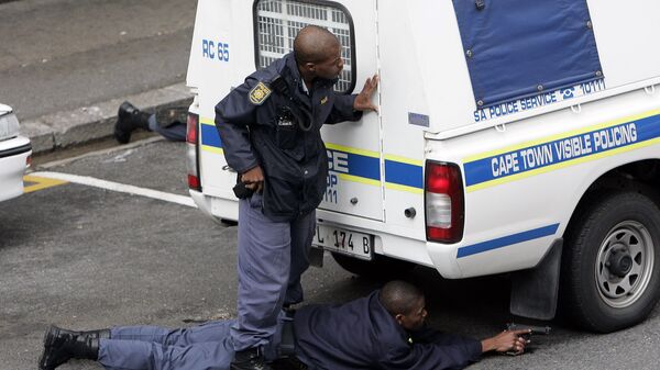 Полицейские Кейптауна во время спецоперации. Архивное фото  - Sputnik Тоҷикистон