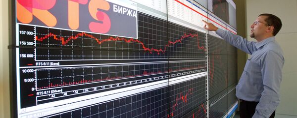 Сотрудник в офисе фондовой биржи РТС. Архивное фото Сотрудник в офисе фондовой биржи РТС. Архивное фото - Sputnik Таджикистан