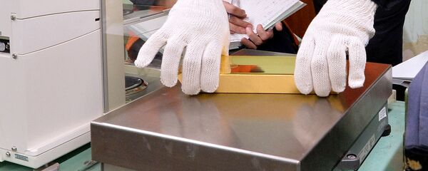 Взвешивание золотого слитка, архивное фото - Sputnik Таджикистан