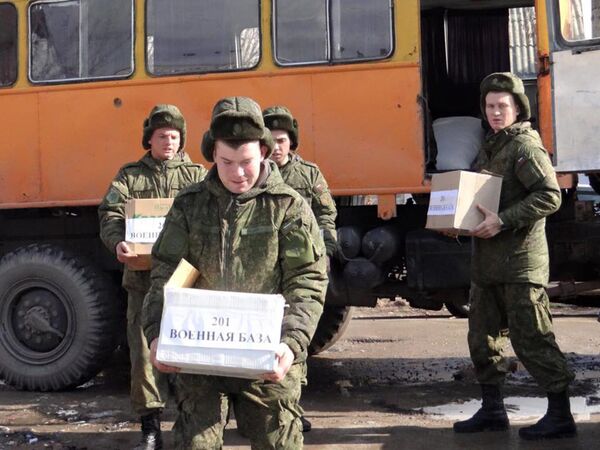 Военнослужащие 201 РВБ привезли продуктовые наборы ветеранам. Архивное фото - Sputnik Таджикистан