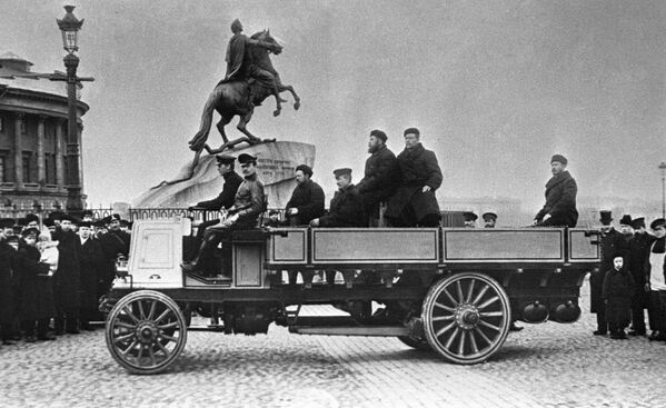 Грузовой автомобиль на Сенатской площади в Санкт-Петербурге 1901 году - Sputnik Таджикистан
