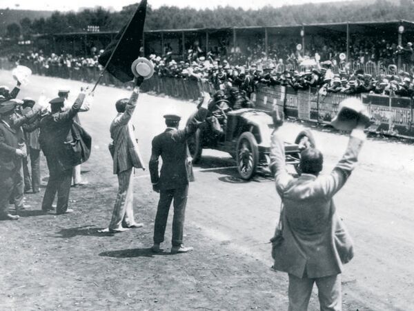 Гонщик Ференц Сис, выступавший за команду Renault, празднует победу на Гран-при Франции 1906 года - Sputnik Таджикистан