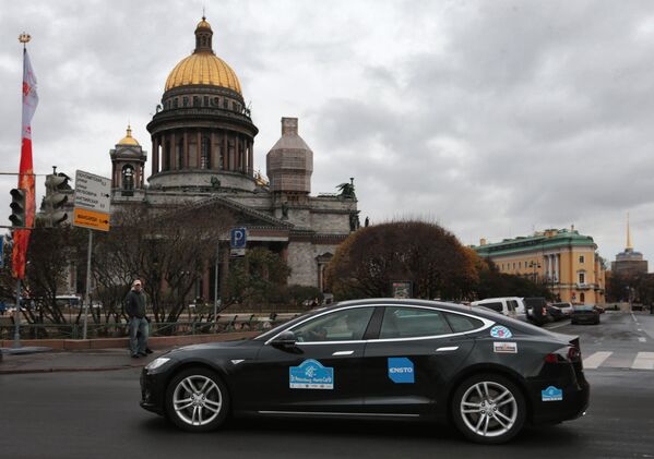 Автомобиль марки Tesla S на Исаакиевской площади во время старта ралли электромобилей по маршруту Санкт-Петербург-Монте-Карло. Архивное фото - Sputnik Таджикистан