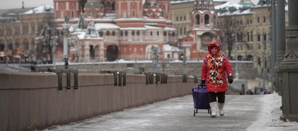 Женщина на Большом Москворецком мосту на Красной площади в Москве - Sputnik Таджикистан