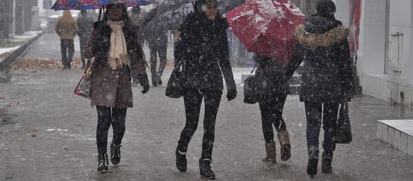 Снегопад в Душанбе. Архивное фото Снегопад в Душанбе. Архивное фото - Sputnik Тоҷикистон