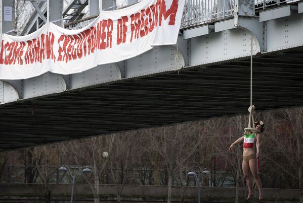 Активистки движения Femen устроили в Париже имитацию повешения - Sputnik Таджикистан