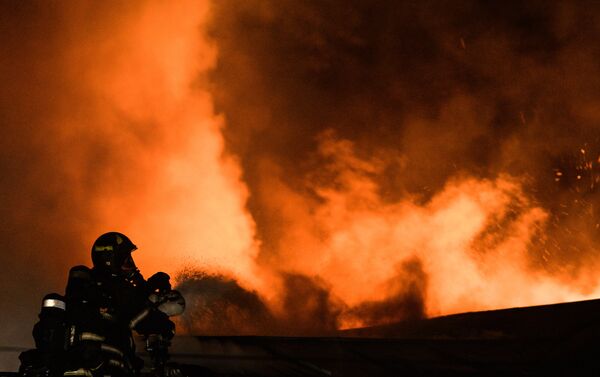 Сотрудники пожарно-спасательных подразделений МЧС на месте пожара в швейном цеху в Москве - Sputnik Таджикистан