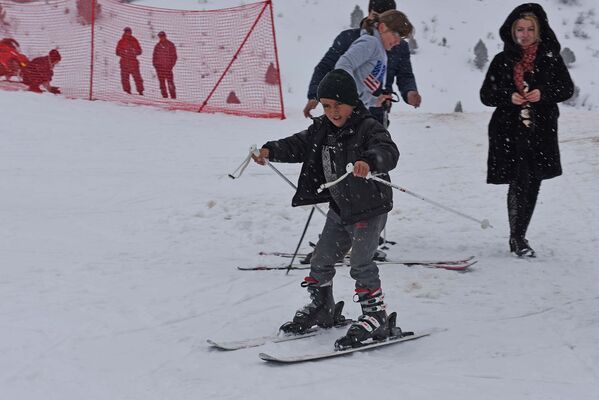 Мальчик катается на лыжах в комплексе Сафед Дара - Sputnik Таджикистан