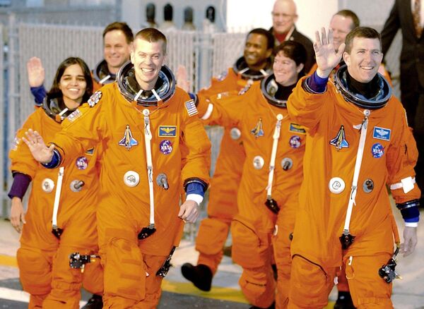 Слева направо: бортинженер Калпана Чавла, специалист по нагрузке Илан Рамон (единственный израильский астронавт в экипаже), пилот шаттла Уильям МакКул, специалисты полета Майкл Андерсон, Лорел Кларк и Дэвид Браун перед стартом Колумбии - Sputnik Таджикистан