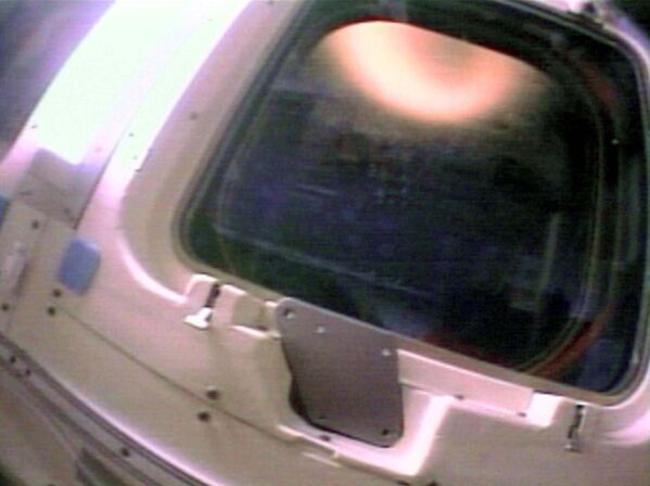 Вспышки плазмы, зафиксированные астронавтом Лорел Кларк во время начала посадки шаттла Колумбия - Sputnik Таджикистан