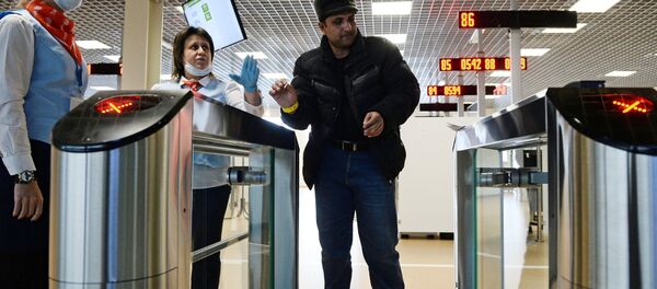 Посетитель в многофункциональном миграционном центре Москвы близ деревни Сахарово - Sputnik Таджикистан